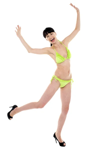 Vrolijke vrouw in groene lingerie dansen in vreugde — Stockfoto