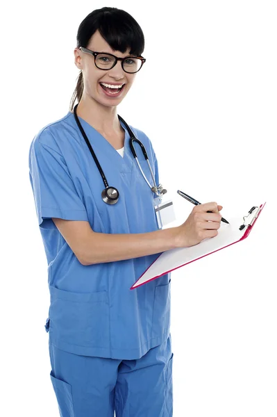 Медична медсестра стискає ноти на письмовому майданчику — стокове фото