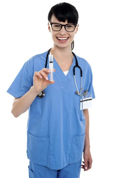 Sjuksköterska håller upp spruta. redo att sättas in. — Stockfoto