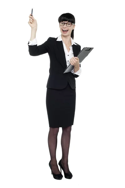 Femme d'affaires joyeuse posant avec le bras levé — Photo