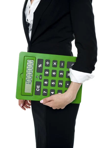 Image recadrée d'une femme tenant une grosse calculatrice — Photo