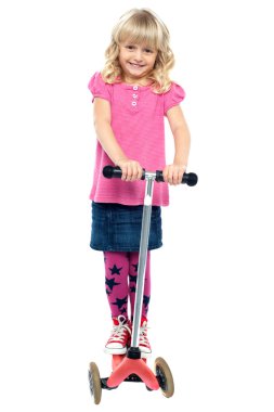 mutlu küçük kız onun scooter sürme