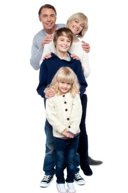 sevgi dolu aile üst üste dört duran