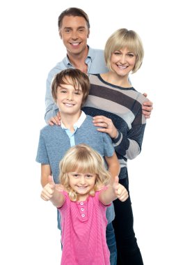 Grup dört oynak bir aile portresi