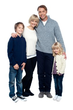 sevgi dolu aile sevgi sıcaklığını hissediyor