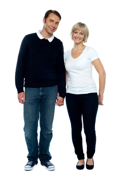 Pareja de mediana edad posando con la mano en mano —  Fotos de Stock