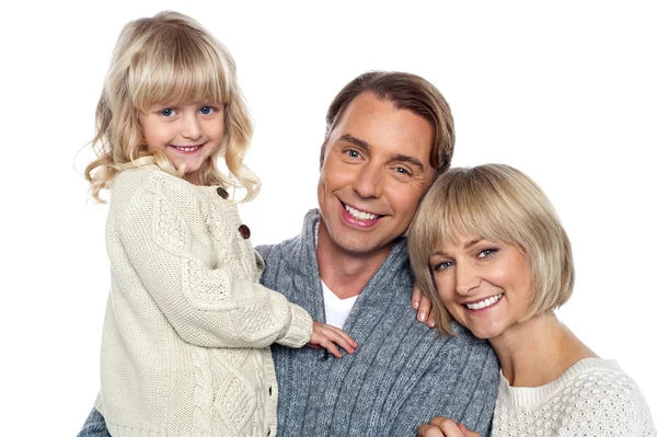 Glad familj på tre poserar för kameran — Stockfoto