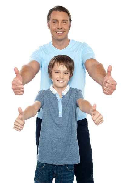 Guapo padre e hijo mostrando pulgares a la cámara — Foto de Stock