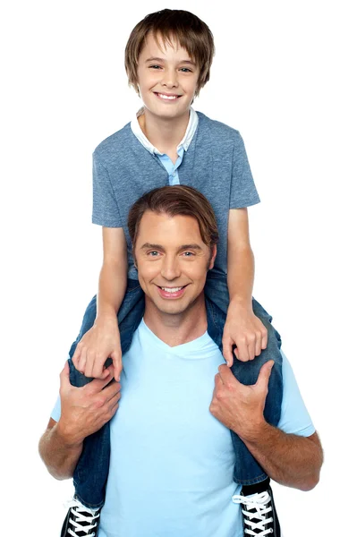 Bedårande unge son njuter piggyback ride — Stockfoto