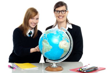 öğretmen ve öğrenci sınıf coğrafya dünya ile ilgilenen