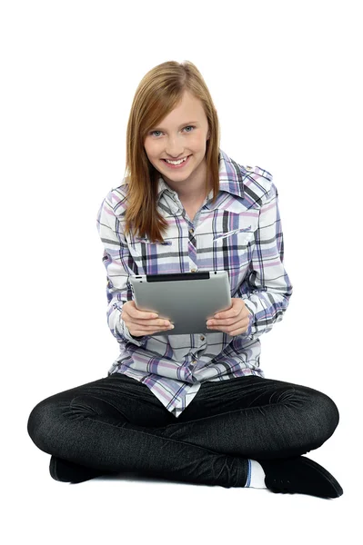 Akıllıca giyinmiş genç Tablet PC'de sörf — Stok fotoğraf
