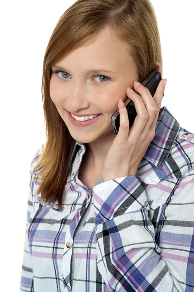 Nahaufnahme eines hübschen Mädchens, das am Telefon kommuniziert — Stockfoto