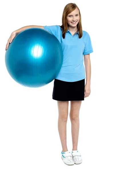 Schlanke und fitte Teenagerin mit einem Schweizer Ball — Stockfoto