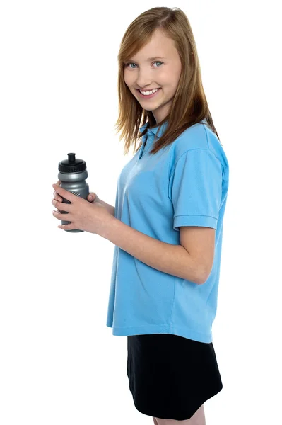 Garota segurando garrafa sipper. Intervalo do treino de ginástica — Fotografia de Stock