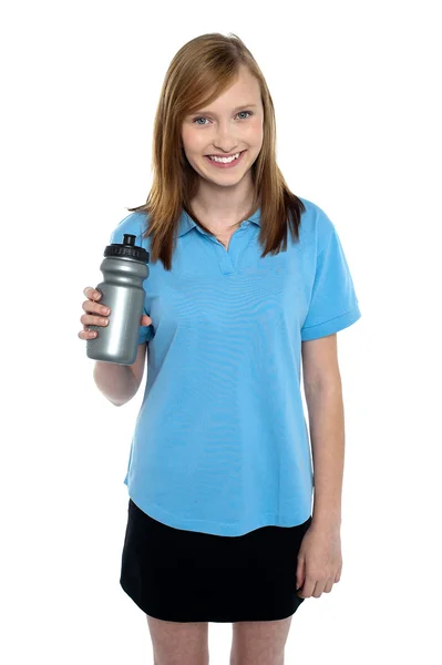 Tiener in sport slijtage poseren met een fles water — Stockfoto