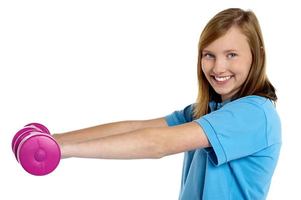 Chica en forma joven haciendo ejercicio con pesas de color rosa —  Fotos de Stock