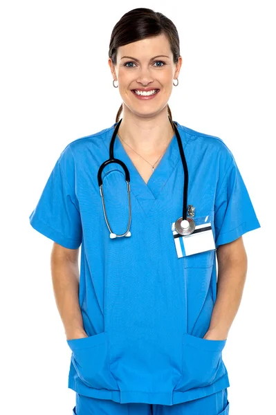 Vrouwelijke arts met een stethoscoop om haar nek — Stockfoto