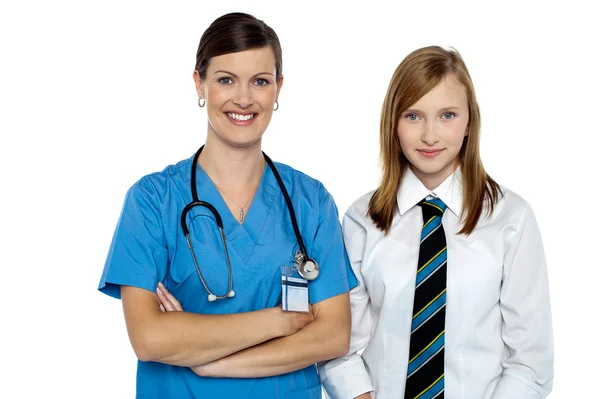 Perito médico confiante posando com menina da escola — Fotografia de Stock