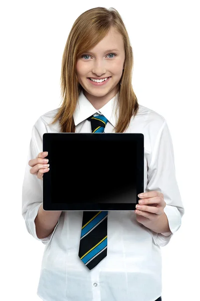 Pretty college girl displaying a tablet device — Stock Photo, Image