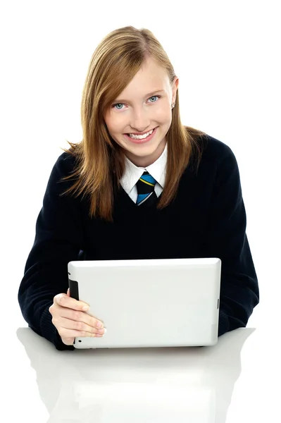 Krásná školačka drží nově spuštěného počítače tablet pc — Stock fotografie
