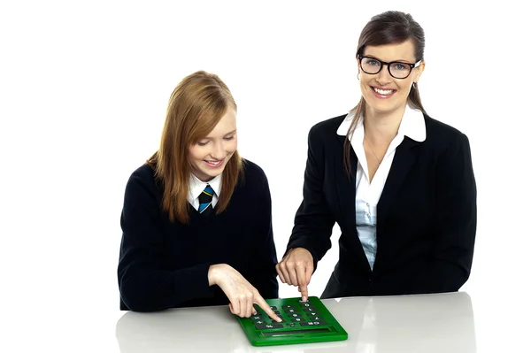 Lehrer und Schüler arbeiten am Taschenrechner — Stockfoto