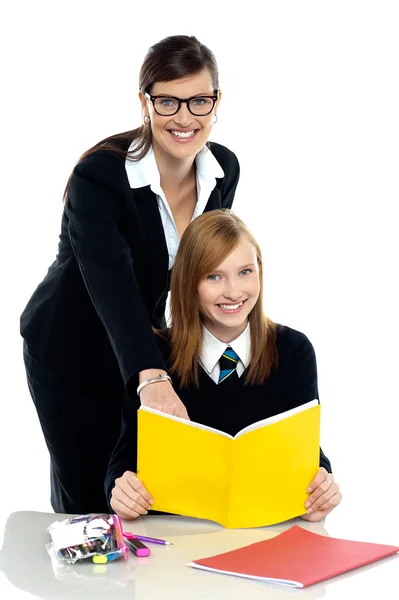 Profesor instruyendo a estudiante y ayudándola — Foto de Stock