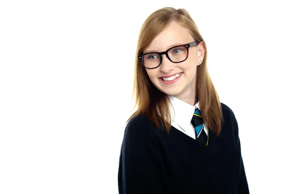 Casual tiro de uma adolescente menina da escola, olhando muito — Fotografia de Stock