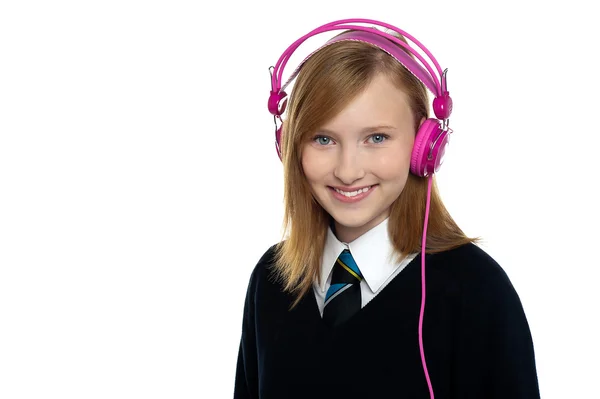 Ładny nastolatek słuchania muzyki przez słuchawki — Zdjęcie stockowe