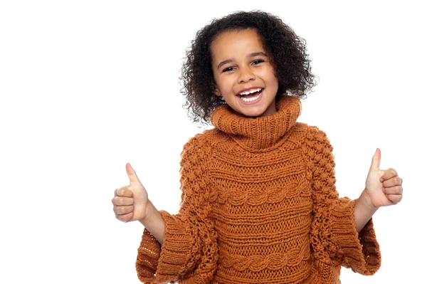 Niño bonito riendo y mostrando pulgares dobles hacia arriba — Foto de Stock