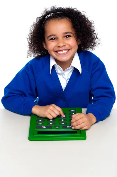 Menino da escola primária africana usando uma calculadora — Fotografia de Stock