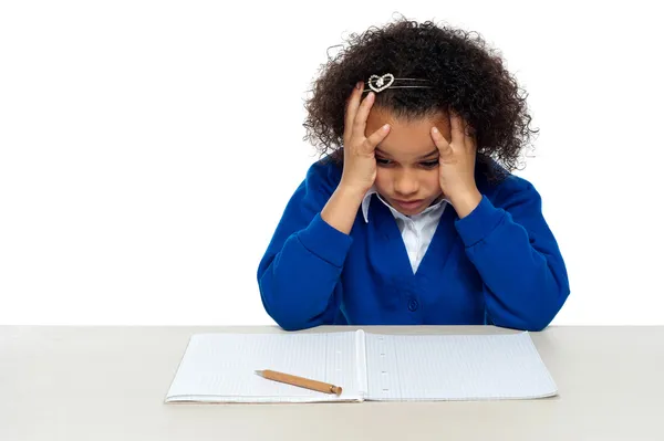 Stressato fuori primaria ragazza bambino tenendo il suo testa — Foto Stock