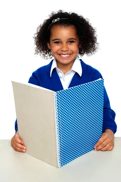Sorrindo menina da escola aprendendo atribuição semanal — Fotografia de Stock