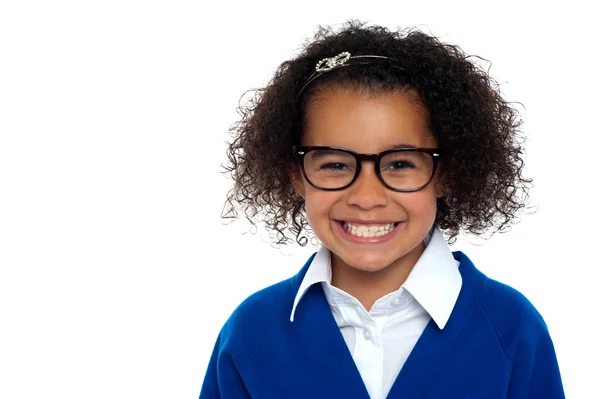 Bespectacled chica primaria sobre un fondo blanco — Foto de Stock