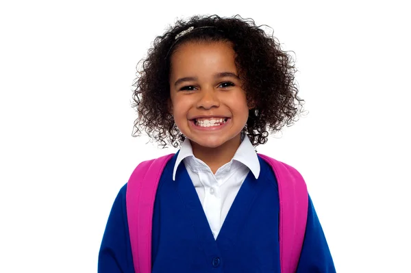 Menina bonita em uniforme com mochila sorrindo para você — Fotografia de Stock