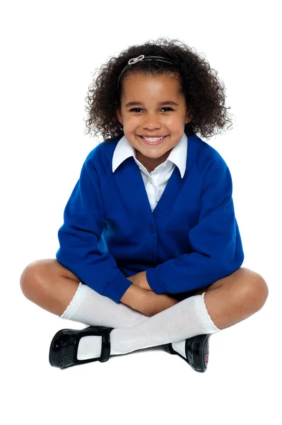 Encantadora chica de la escuela africana parpadeando una sonrisa — Foto de Stock