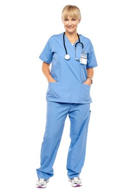 üniformalı neşeli rahat kadın doktor
