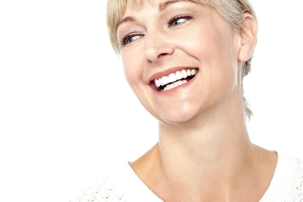 Detailní záběr krásná žena s úsměvem srdečně — Stock fotografie