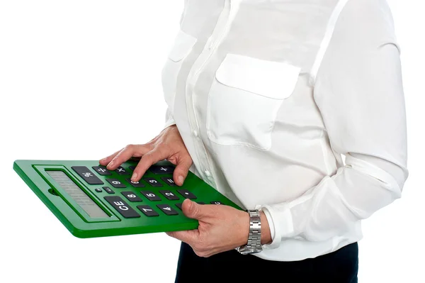 Mujer presionando el dígito 6 en la calculadora — Foto de Stock