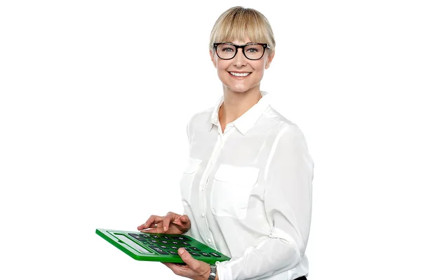 Sekretärin mit großem grünen Taschenrechner — Stockfoto