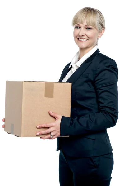 Corporate vrouw met een karton box in de hand — Stockfoto