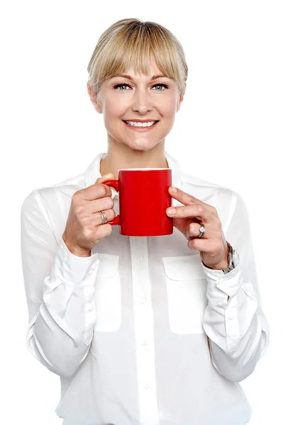 コーヒーのマグカップを手にポーズ女性マネージャー — ストック写真