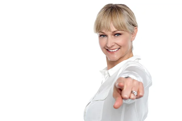 Elegante mujer corporativa señalándote — Foto de Stock