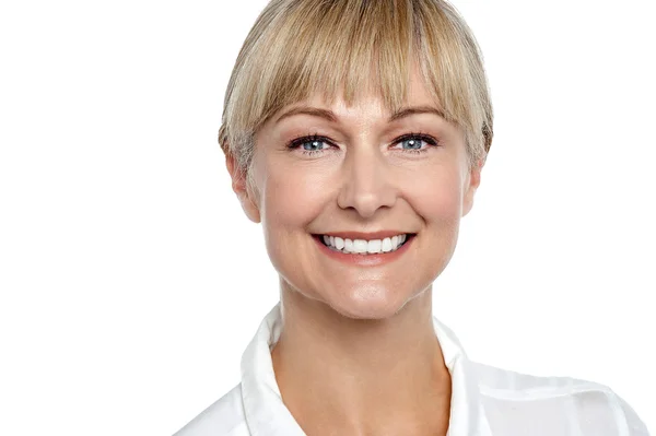 Close-up shot van een aantrekkelijke blonde vrouw — Stockfoto