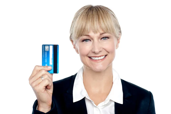 Joyous female employee showing credit card — Stock Photo, Image