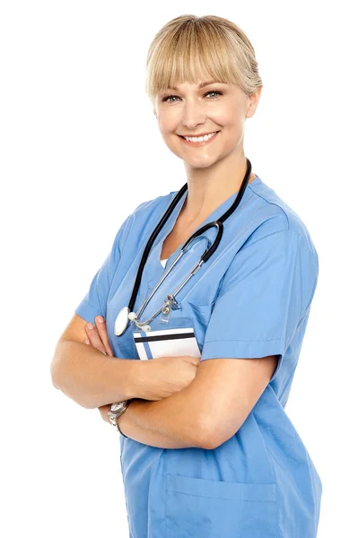 Médico feliz y seguro posando brazos cruzados —  Fotos de Stock