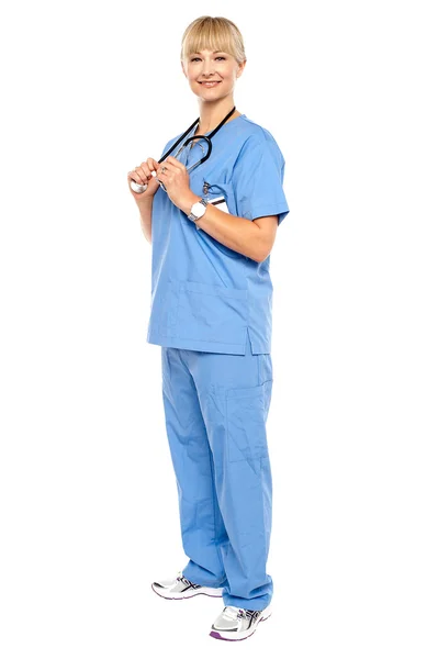 Retrato casual de um médico confiante de pé lateralmente — Fotografia de Stock