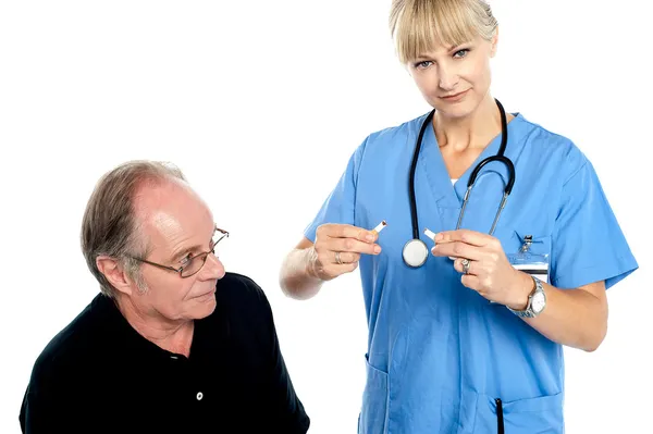 Zigarettenrauchen schadet der Gesundheit — Stockfoto