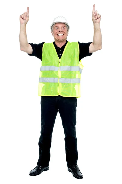 Experienced construction employee pointing his fingers upwards — Stock Photo, Image