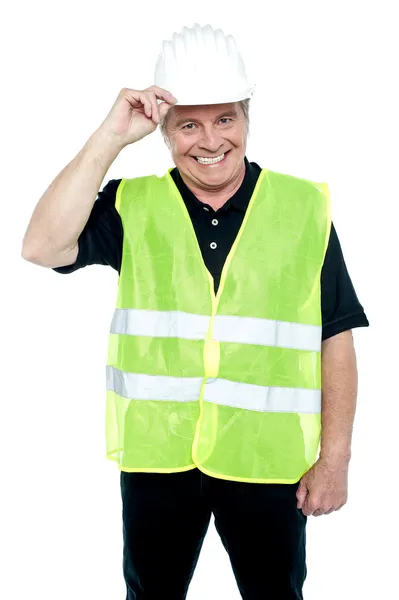Pracownik budowlany dojrzałego, trzymając jego kask — Zdjęcie stockowe