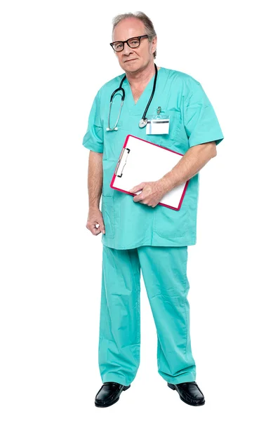 Porträt eines grimmigen Arztes mit Klemmbrett — Stockfoto